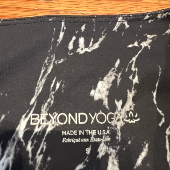 Beautiful Black and White Marbled Beyond Yoga full length stretchy leggings - Picture 5 of 10